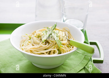 Spaghetti mit Spargel pesto Stockfoto