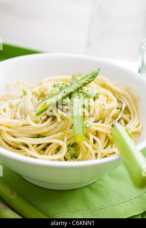 Spaghetti mit Spargel pesto Stockfoto