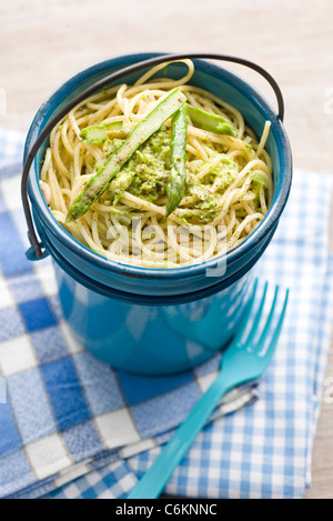 Spaghetti mit Spargel pesto Stockfoto