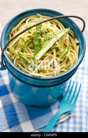 Spaghetti mit Spargel pesto Stockfoto