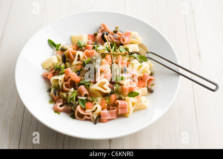 Pasta-Salat mit Kräutern Stockfoto