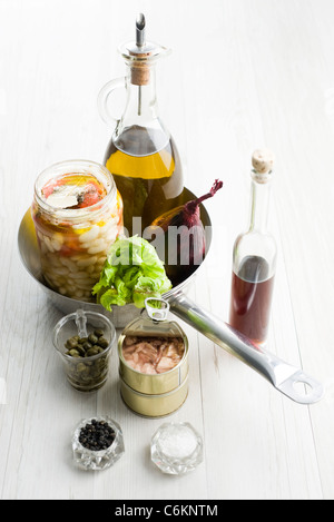 Salat mit weißen Bohnen und Thunfisch Stockfoto