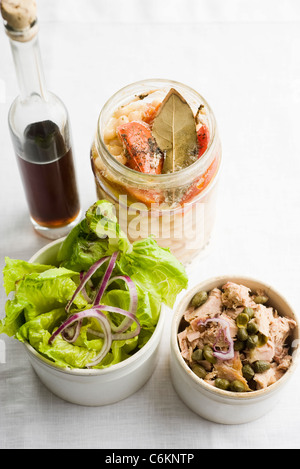 Salat mit weißen Bohnen und Thunfisch Stockfoto