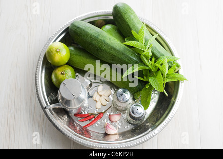 Zucchini mit Chili und Minze Stockfoto