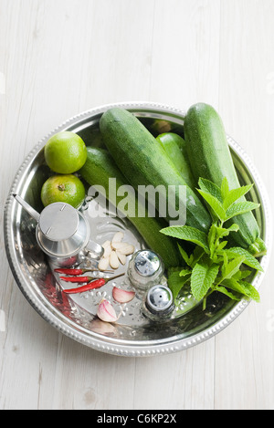 Zucchini mit Chili und Minze Stockfoto