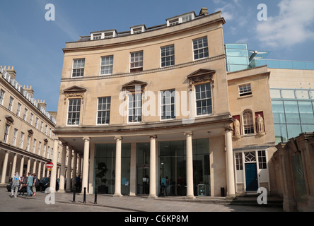 Der Haupteingang der modernen Thermae Bath Spa-Entwicklung Großbritanniens einzige natürliche Thermalquellen in Bath, Avon, UK. Stockfoto