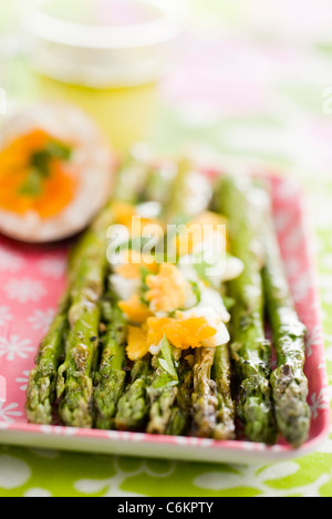 Grüner Spargel weich gekochte Eier Stockfoto