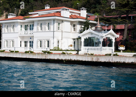 Bosporus-Villa, Yalis,(Turkish Word), Luxus-Häuser am Wasser, typische, traditionelle Holzkonstruktionen, Goldenes Horn, Istanbul, Türkei Stockfoto