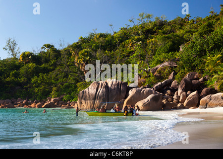 Granitfelsen am Ufer bei Anse Lazio, Baie Sainte Anne Bezirk, Insel Praslin, Seychellen, Indischer Ozean, Afrika Stockfoto