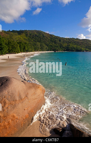 Granitfelsen am Ufer bei Anse Lazio, Baie Sainte Anne Bezirk, Insel Praslin, Seychellen, Indischer Ozean, Afrika Stockfoto