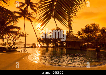 Tropicana Resort & Spa, Pool bei Sonnenuntergang, Ko Chang, Thailand, Stockfoto