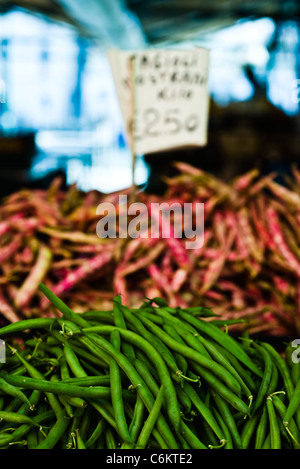 Grüne Bohnen und italienischen Borlotti Bohnen im Markt Stockfoto