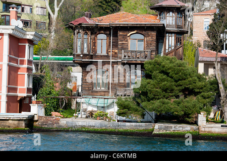 Bosporus-Villa, Yalis,(Turkish Word), Luxus-Häuser am Wasser, typische, traditionelle Holzkonstruktionen, Goldenes Horn, Istanbul, Türkei Stockfoto