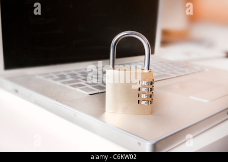 Laptop und Vorhängeschloss als Metapher für sichere Systeme und computing Stockfoto