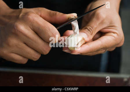 Peeling frischer Knoblauch Stockfoto