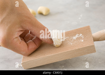 Frische Gnocchi mit Gnocchi Board zu machen Stockfoto