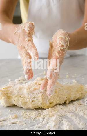 Frische Gnocchi Teig kneten Stockfoto