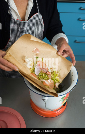 Die Verschwendung von Lebensmitteln in Kompost-Eimer Stockfoto