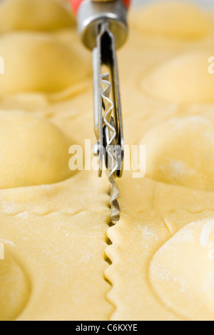 Schneiden frische Ricotta-Ravioli mit Gebäck-Rad Stockfoto