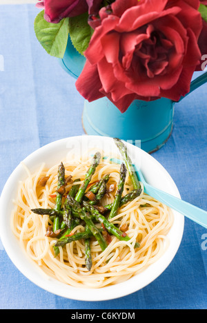 Spaghetti mit Spargel, Ingwer und Sojasauce Stockfoto