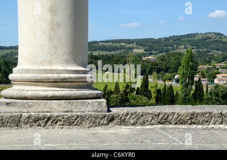 Blick auf die provenzalische Landschaft mit Säule aus dem römischen Theater oder Theater in Vaison-la-Romaine, Vaucluse, Provence, Frankreich Stockfoto