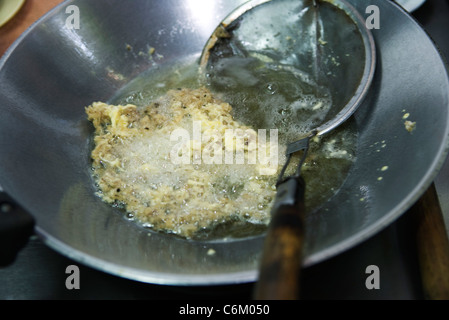 Vorbereitung Fisch Krapfen, Braten Fisch in Kokosöl Stockfoto