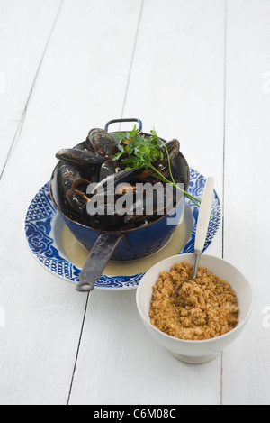 Muscheln mit Weißwein, Knoblauch und Semmelbrösel Stockfoto