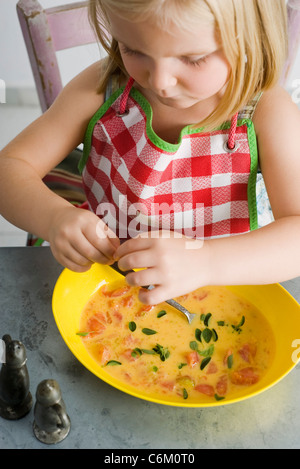 Kleines Mädchen, die Zubereitung von Speisen Stockfoto