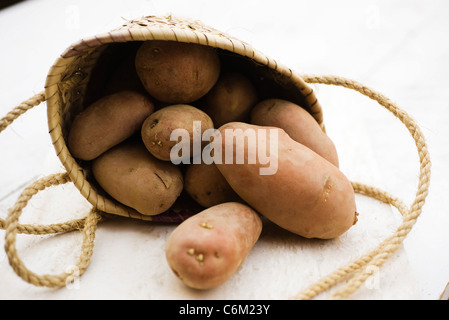 Kartoffeln aus Tasche Stockfoto