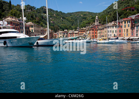 Yachten im Hafen des malerischen Fischerdorf Portofino, Ligurien di Levante, Italien, Ligurisches Meer, Mittelmeer, Europa Stockfoto