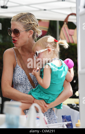 Tori Spelling geht auf den Bauern-Markt mit ihrer Tochter Stella Doreen McDermott Los Angeles, Kalifornien - 08.08.10 Stockfoto