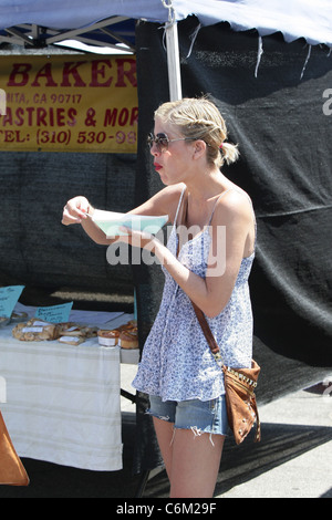 Tori Spelling geht an die Landwirte Markt Los Angeles, Kalifornien - 08.08.10 Stockfoto