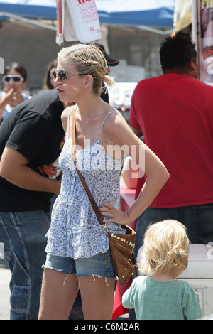 Tori Spelling geht an die Landwirte Markt Los Angeles, Kalifornien - 08.08.10 Stockfoto