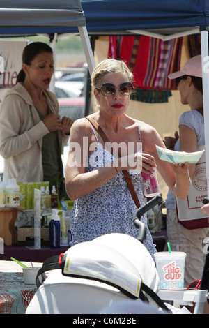 Tori Spelling geht an die Landwirte Markt Los Angeles, Kalifornien - 08.08.10 Stockfoto