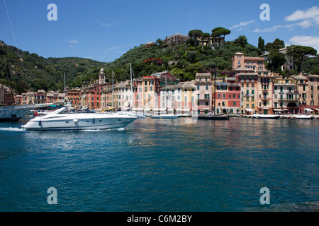 Treibende Yacht und Boote, Hafen des malerischen Fischerdorf Portofino, Ligurien di Levante, Italien, Ligurisches Meer, Mittelmeer, Europa Stockfoto