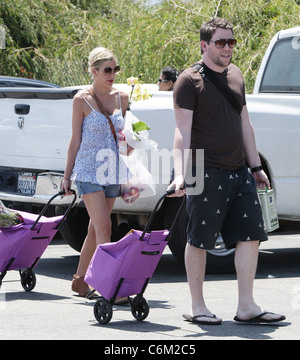 Tori Spelling geht an die Landwirte Markt Los Angeles, Kalifornien - 08.08.10 Stockfoto