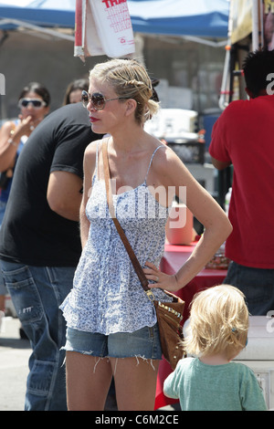 Tori Spelling geht an die Landwirte Markt Los Angeles, Kalifornien - 08.08.10 Stockfoto