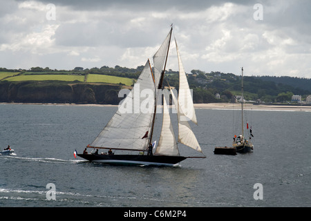 Pen Duick (Eric Tabarly's Boot), Regatta in der Bucht von Douarnenez. Finistère, Bretagne, Frankreich. Stockfoto