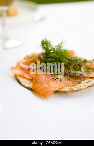 Knuspriges Brot, belegt mit geräuchertem Lachs und frischem dill Stockfoto