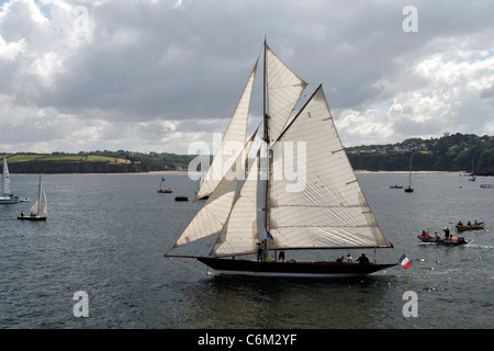 Pen Duick (Eric Tabarly's Boot), Regatta in der Bucht von Douarnenez. Finistère, Bretagne, Frankreich. Stockfoto