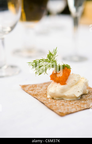 Knuspriges Brot garniert mit saurer Sahne, Lachsrogen und dill Stockfoto