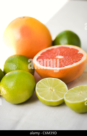 Grapefruit mit Limetten Stockfoto