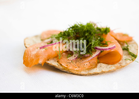 Knuspriges Brot, belegt mit geräuchertem Lachs und frischem dill Stockfoto