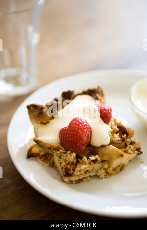 Apfelkuchen mit Erdbeeren und Vanillecreme Stockfoto