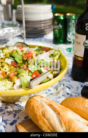 Salat, frisches Brot auf Tisch Stockfoto