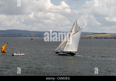 Pen Duick (Eric Tabarly's Boot), Regatta in der Bucht von Douarnenez, maritime Festival (Finistère, Bretagne, Frankreich. Stockfoto