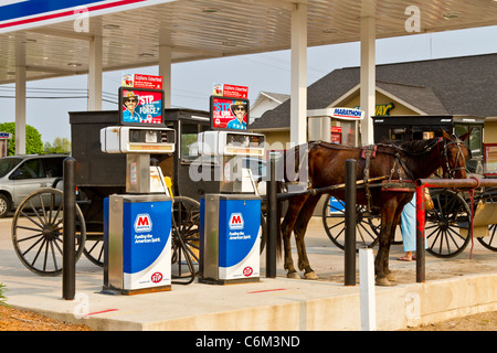 Amische Pferd und Buggy hitched in der Nähe einer Tankstelle Benzin Tankstelle in Shipshewana, Indiana, USA. Stockfoto