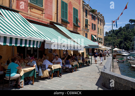 Hafen Restaurant im malerischen Fischerdorf Portofino, Ligurien, italienische Riviera di Levante, Italien, Mittelmeer, Europa Stockfoto