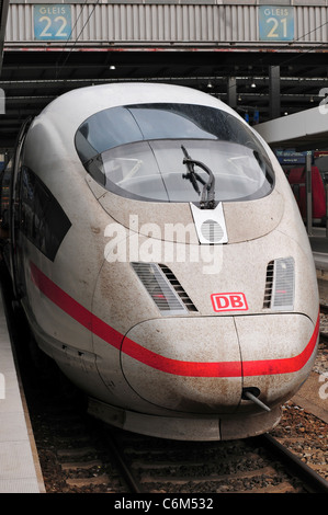 InterCIty-Express / ICE-Zug am Münchner Hauptbahnhof, München, Deutschland Stockfoto
