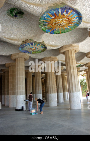 Decke des Raumes von hundert Spalten, Park Güell, Barcelona, Katalonien, Spanien, Westeuropa. Stockfoto